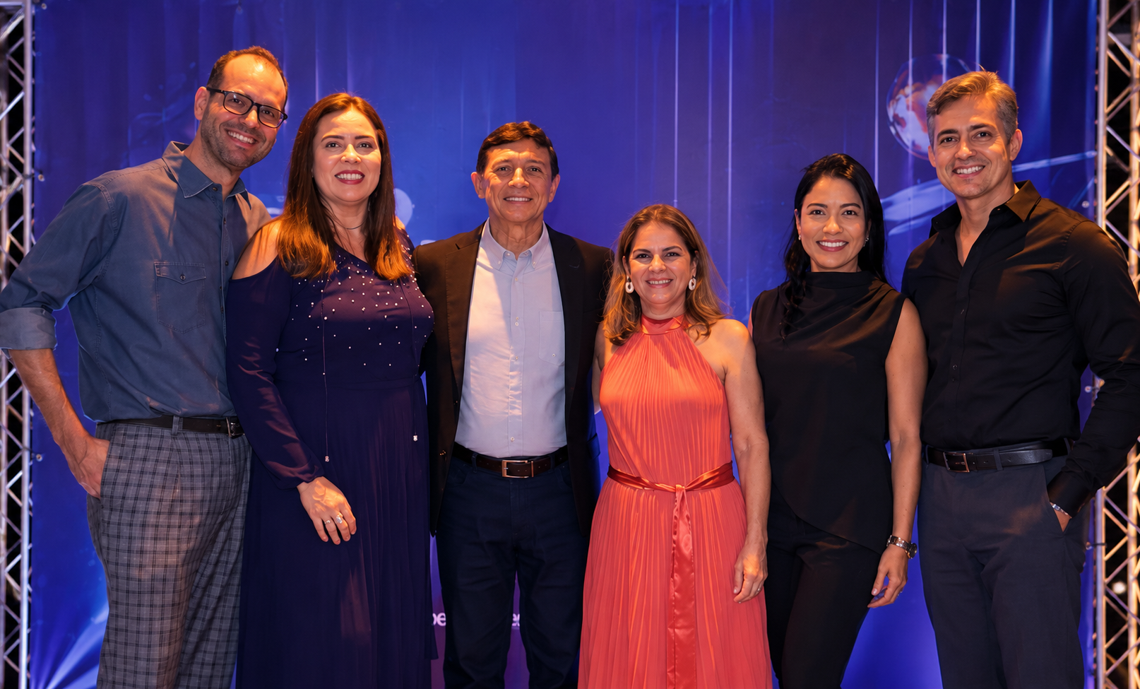 Retrato de Grupo em Evento Elegante.png